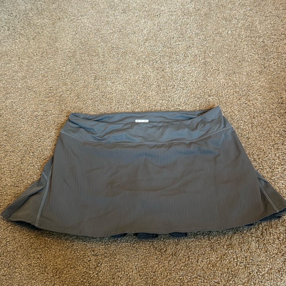 Lululemon Grey Tennis Skirt with bright peach/pink lining